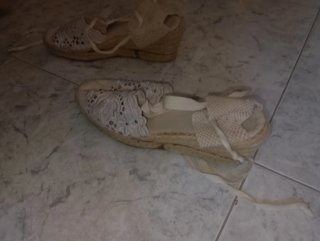 Alpargatas blancas y beige con cordones