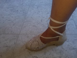 Alpargatas blancas y beige con cordones