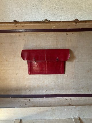 Baúl antiguo de madera y metal.
