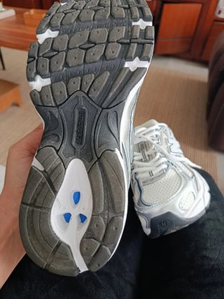 Tenis New Balance modelo 740.