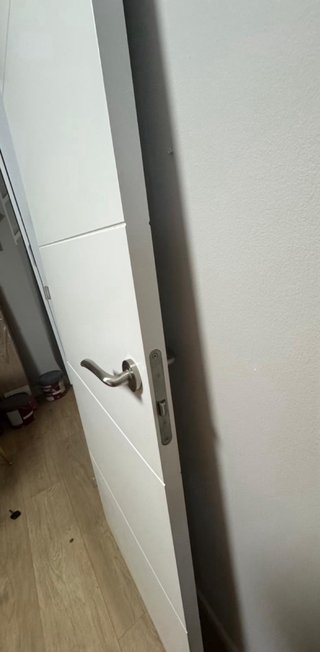 Puerta blanca moderna