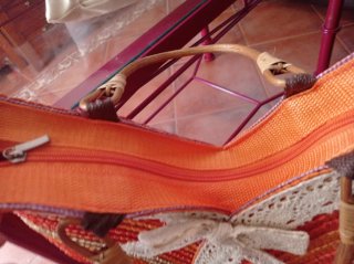 Bolso de rafia con encaje de bolillo