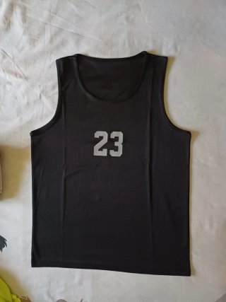 Lote de cinco camisetas. Tirantes. Chico.