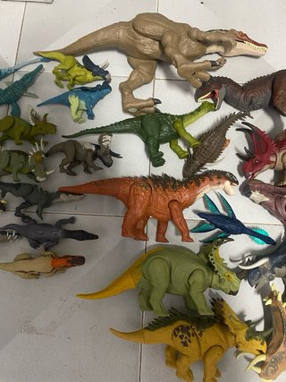 Lote de dinosaurios de juguete