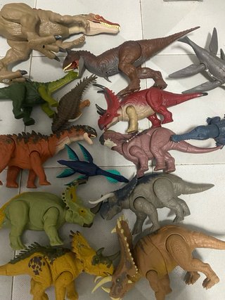 Lote de dinosaurios de juguete