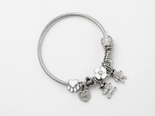 Pulsera plateada con charms de flor y corazón