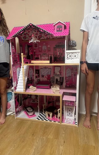 Casa de muñecas rosa con muebles