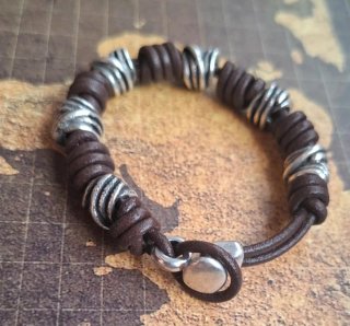 Pulsera Cuero y Zamak Baño Plata Artesanal