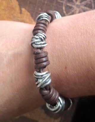 Pulsera Cuero y Zamak Baño Plata Artesanal