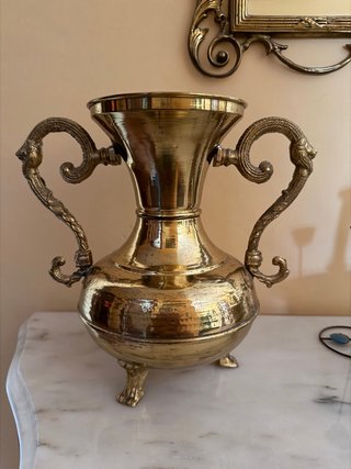 Jarrón Metálico Antiguo con Asas