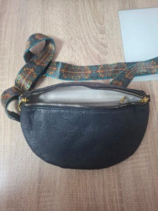 Bolso negro con estampado floral