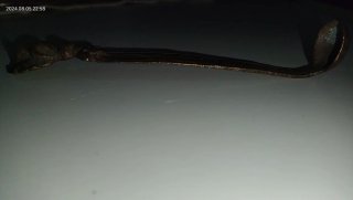 Vecchio cucchiaio decorativo pavone in ottone.
