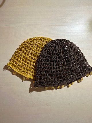 Cappello uncinetto effetto retina con ciondoli
