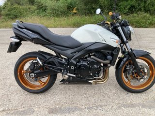 Suzuki GSR 600 Naked Blanca y Negra
