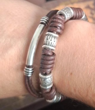 Pulsera artesanal cuero y plata