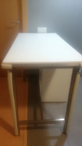 Mesa alta auxiliar IKEA blanca