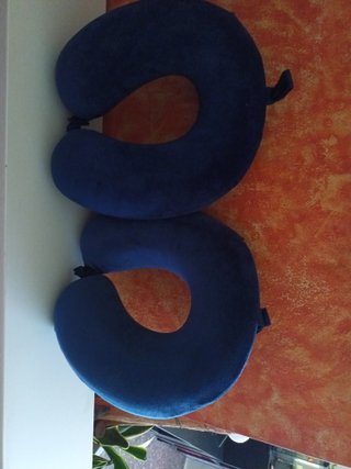 Almohada de viaje azul. Dos con funda extraible