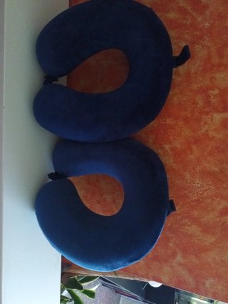 Almohada de viaje azul. Dos con funda extraible