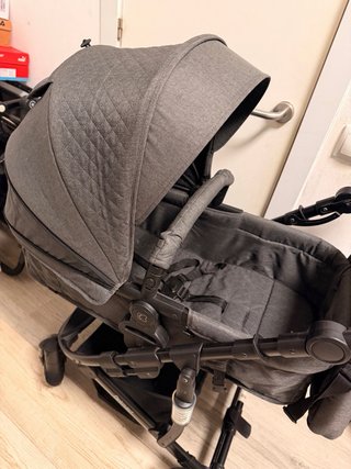 Carrito de bebé y silla de coche gris