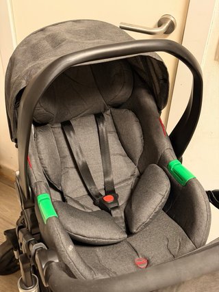 Carrito de bebé y silla de coche gris