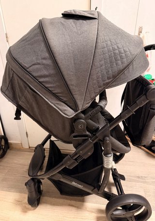 Carrito de bebé y silla de coche gris