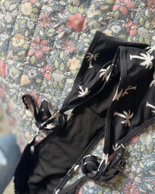 Bikini Negro con Palmeras Blancas