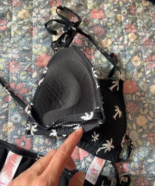 Bikini Negro con Palmeras Blancas