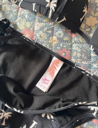 Bikini Negro con Palmeras Blancas