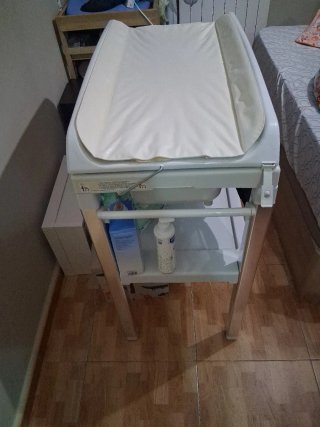 Cambiador de bebé con bañera
