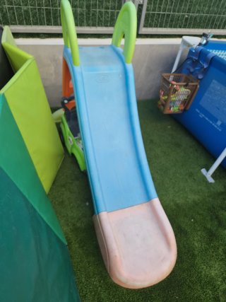 Tobogán infantil azul y naranja