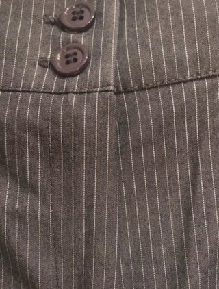 Pantalón de vestir gris con rayas blancas 38