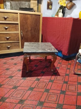 Mesa baja antigua de piedra y madera