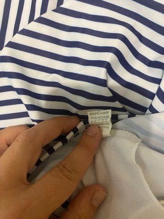 Costume intero a righe blu e bianche
