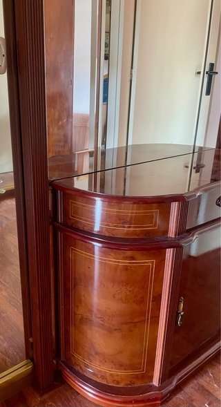Mueble recibidor de madera con espejo