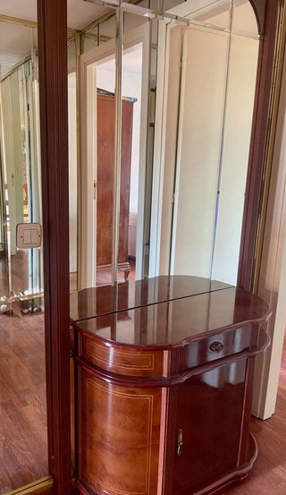 Mueble recibidor de madera con espejo