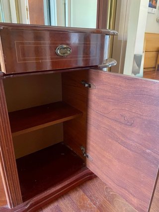 Mueble recibidor de madera con espejo