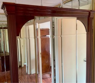 Mueble recibidor de madera con espejo
