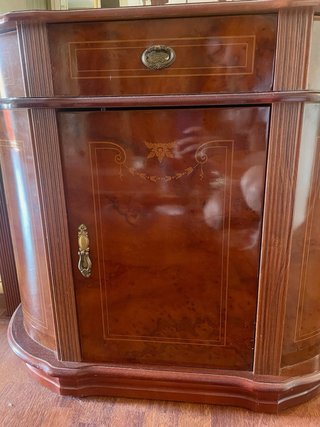 Mueble recibidor de madera con espejo