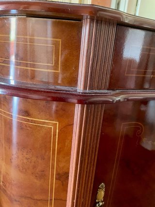 Mueble recibidor de madera con espejo