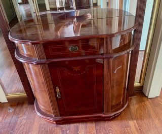 Mueble recibidor de madera con espejo
