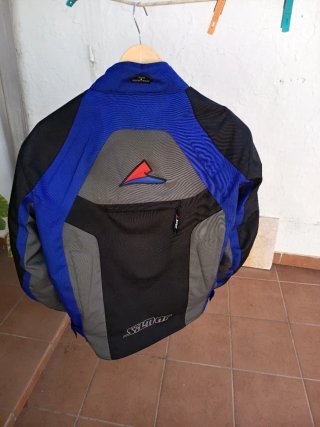 Chaqueta de moto azul y negra