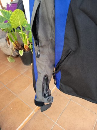 Chaqueta de moto azul y negra