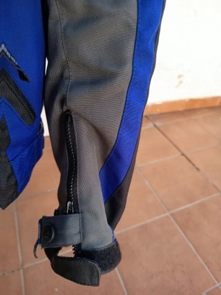 Chaqueta de moto azul y negra