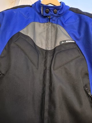 Chaqueta de moto azul y negra