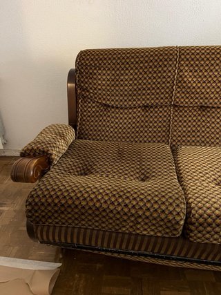 Sofá de tela marrón y madera