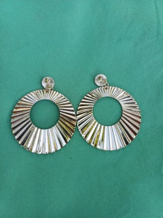 Pendientes redondos dorados y brillantes