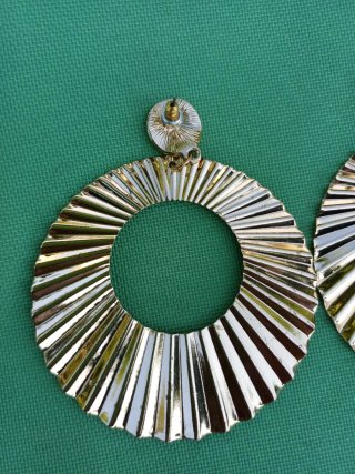 Pendientes redondos dorados y brillantes