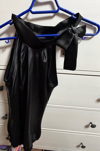 Camisa negra con lazo