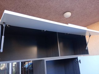 Mueble de salón blanco y oscuro