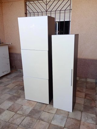 Mueble de salón blanco y oscuro